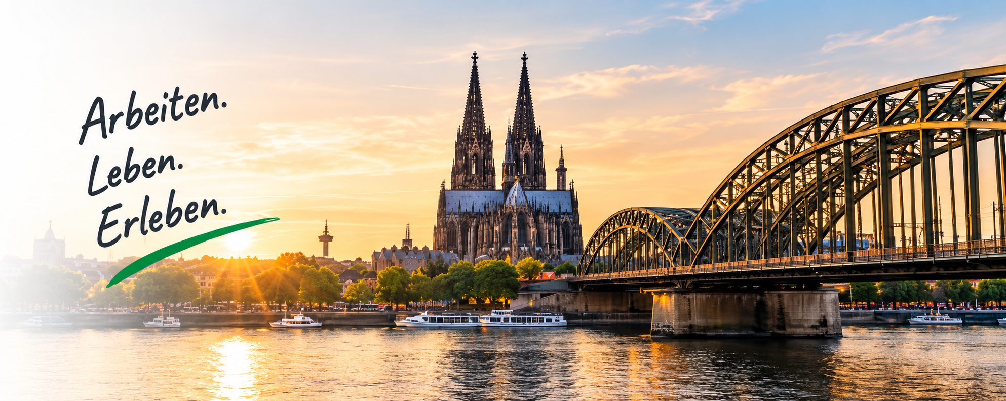 Kölner Dom und Hohenzollernbrücke bei Sonnenuntergang mit dem Motto Arbeiten, Leben, Erleben